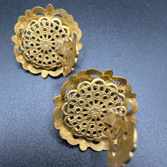 VINTAGE SIGNED MIRIAM HASKELL GOLD PLATED FAUX PEARLS FLOWER CLIP ON EARRINGS - Picture 6 of 13